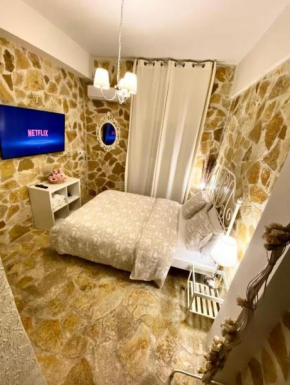 Stylish First Floor Central Apartment In Patision Street